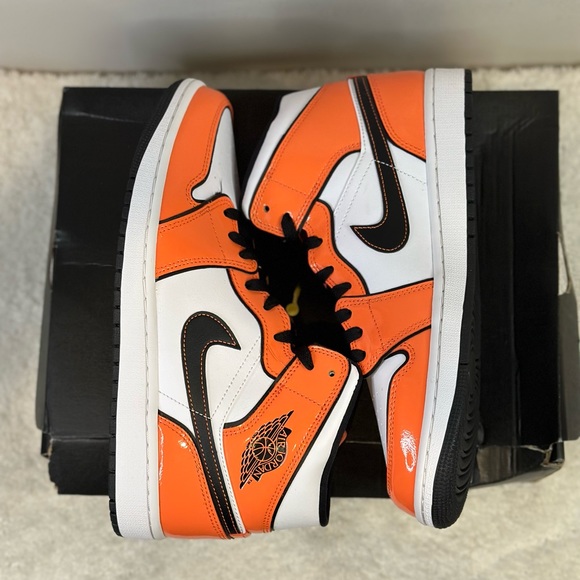 Air Jordan 1 Mid SE - Picture 6 of 14